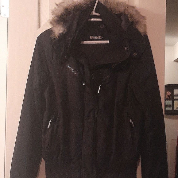 Black hooded BENCH bomber jacket with fur hood - Picture 1 of 4